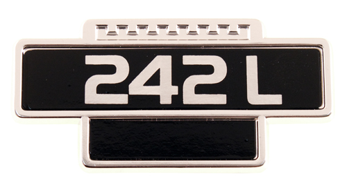 Emblem 242L in der Gruppe Volvo / 240/260 / Karosserie / Emblem / Emblem 240/260 1975-79 bei VP Autoparts AB (1202410)