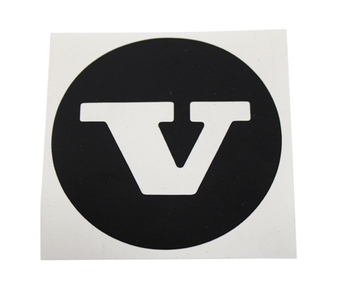 Etikett schwarz V Radkappe 670437 in der Gruppe Volvo / P1800 / Vorderachse / Vorderachse / Bremsscheiben, Felgen, Zubehr Fg -30000 bei VP Autoparts AB (201)