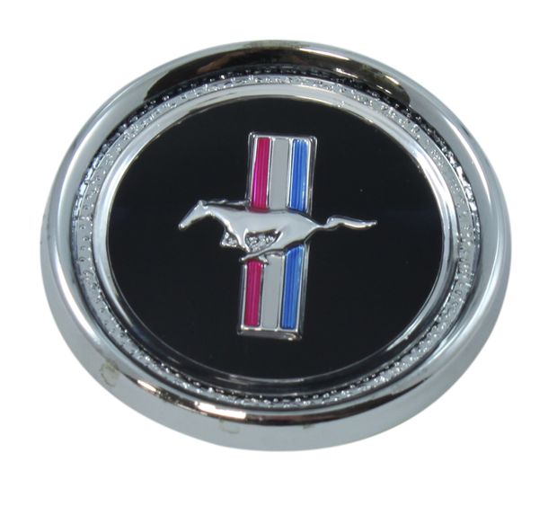 Emblem Armaturenbrett De Luxe 67-68 in der Gruppe Ford/Mercury / Ford Mustang 65-73 / Innenausstattung / Armaturenbrett / Emblem Armaturenbrett bei VP Autoparts AB (C7ZZ-65044A90-DL)