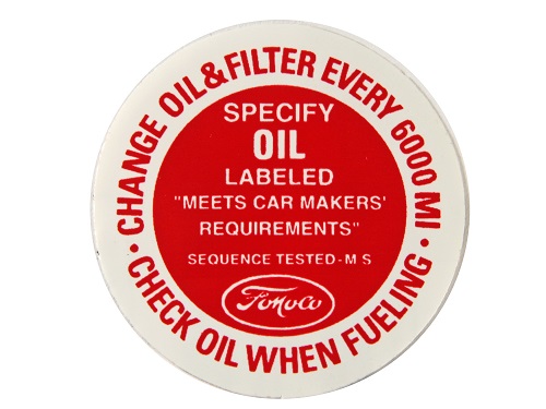 Oil Filler Cap Decal in der Gruppe Ford/Mercury / Ford Mustang 65-73 / Etikett/Streifen Aufklebersatz / Dekale / Motorraum bei VP Autoparts AB (DF0164)