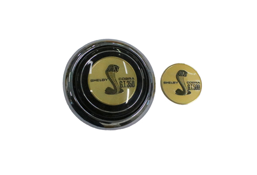 Horn button Shelby GT 500 in der Gruppe Ford/Mercury / Ford Mustang 65-73 / Lenkung/Federung / Lenksule/Lenkrad / Shelby/GT350/GT500 bei VP Autoparts AB (S7MS-3623-GT500)