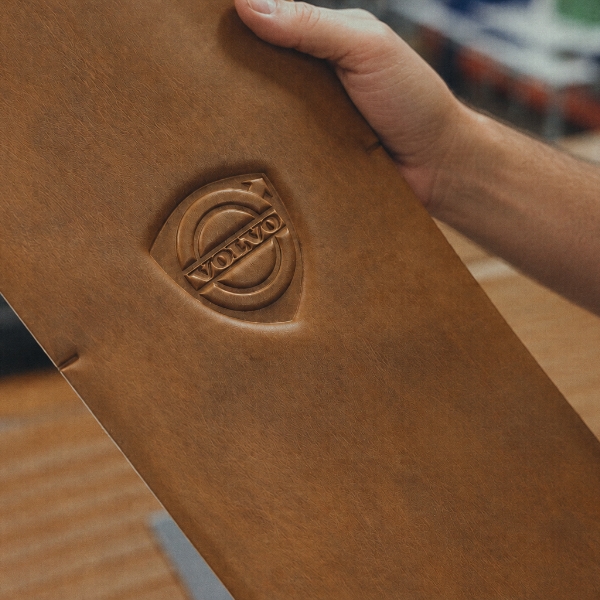 Eine braune Verkleidung f�r einen klassischen Volvo