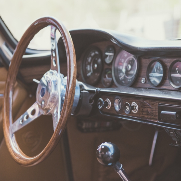 Instrumentbr�da och ratt i en klassisk Ford Mustang