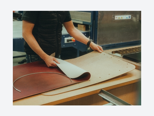 Handarbeit bei der Herstellung von Innenausstattungsdetails f�r klassische Volvos