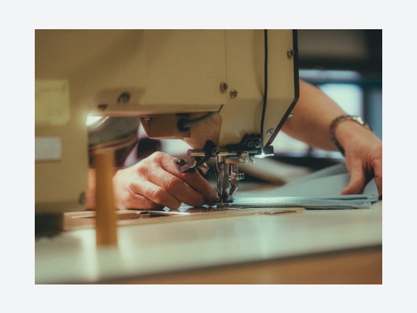 Handarbeit bei der Herstellung von Innenausstattungsdetails f�r klassische Volvos